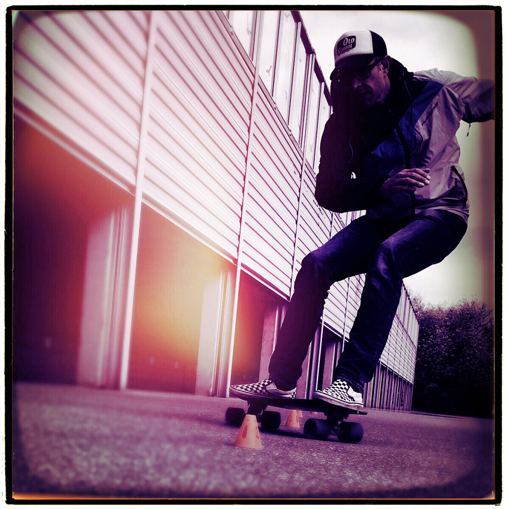 slalom skateboard Fahrer, der durch Hütchen fährt